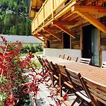 Chalet Le Petit Nicolas, Jacuzzi, Vue Mont Blanc *